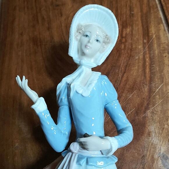 Lladro 1970 13" Lady with Parasol Retired - Picture 6 of 8
